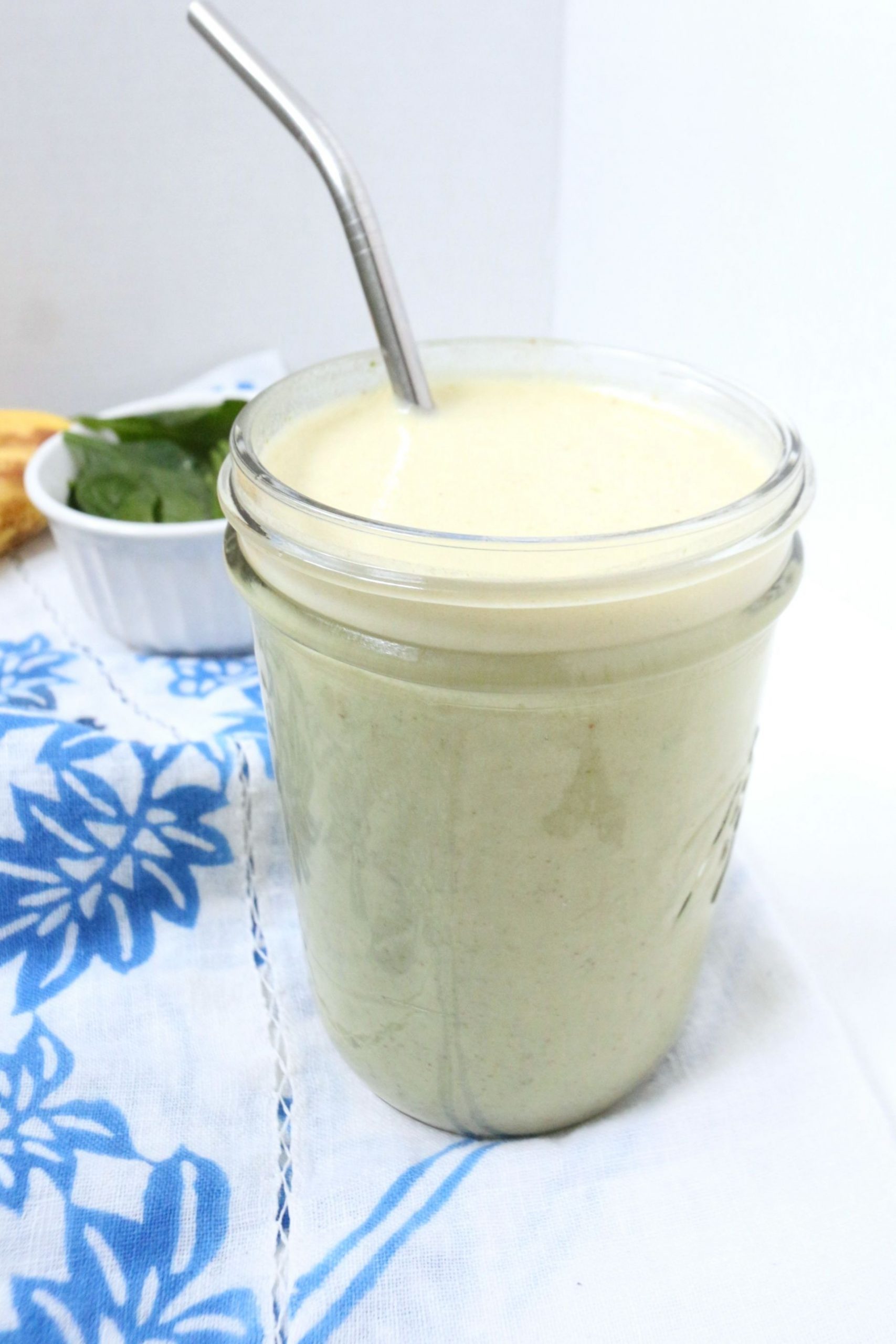 Nutrient-Packed Breakfast: Easy Creamy Spinach Almond Smoothie